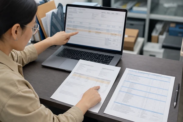 Procurement specialist matching a 1688 supplier order with invoice and beneficiary details